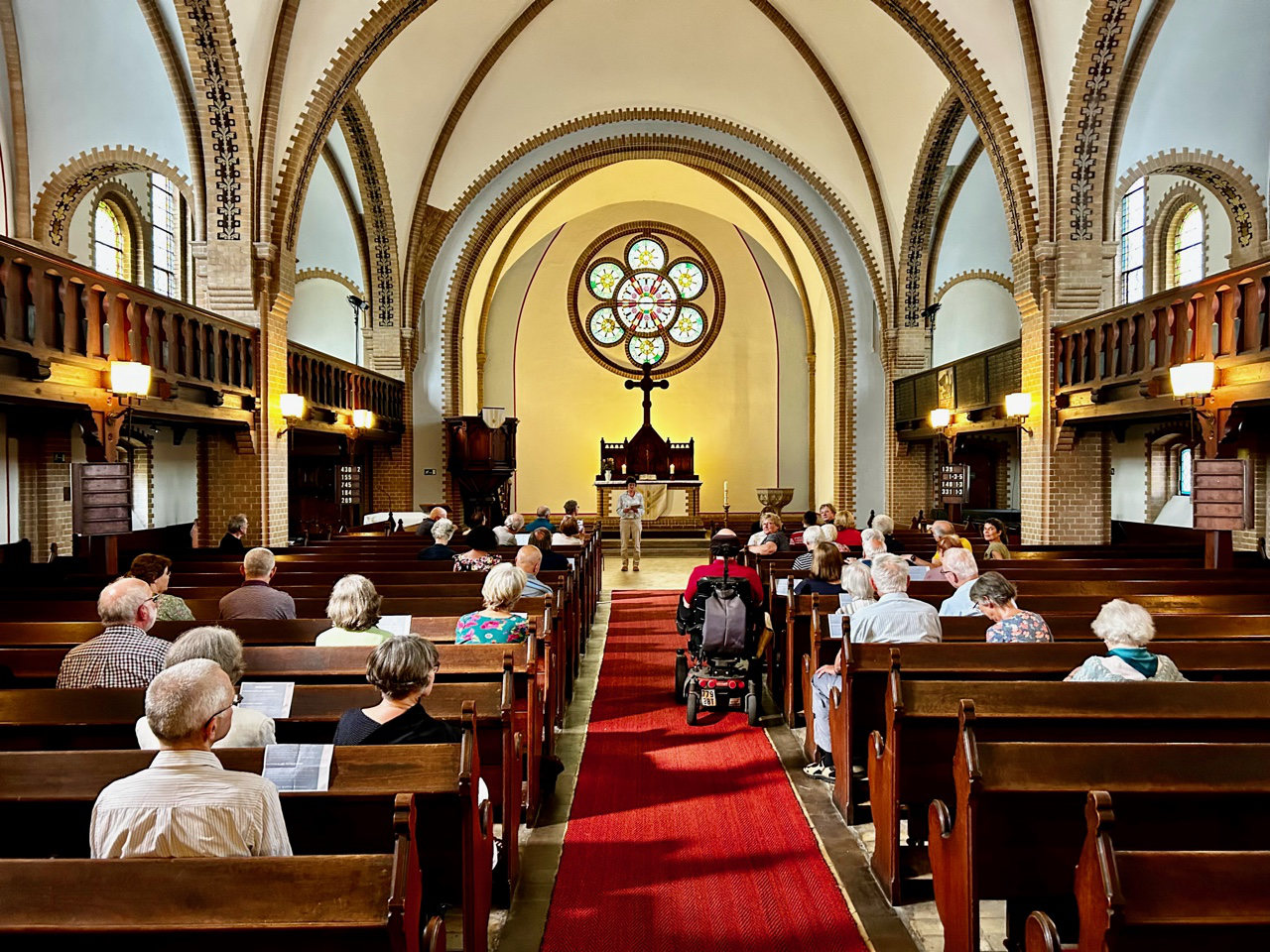 Es ist der Innenraum der evangelischen Dorfkirche in Berlin-Altglienicke zu sehen.