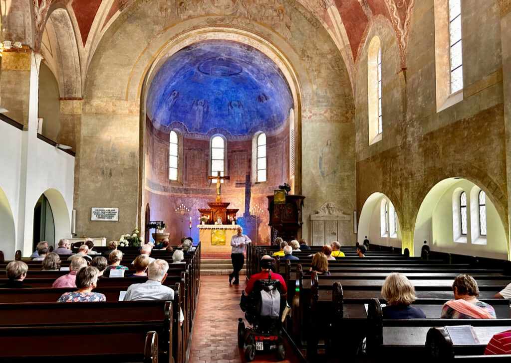 Es ist der Innenraum der evangelischen Friedenskirche in Berlin-Grünau zu sehen.